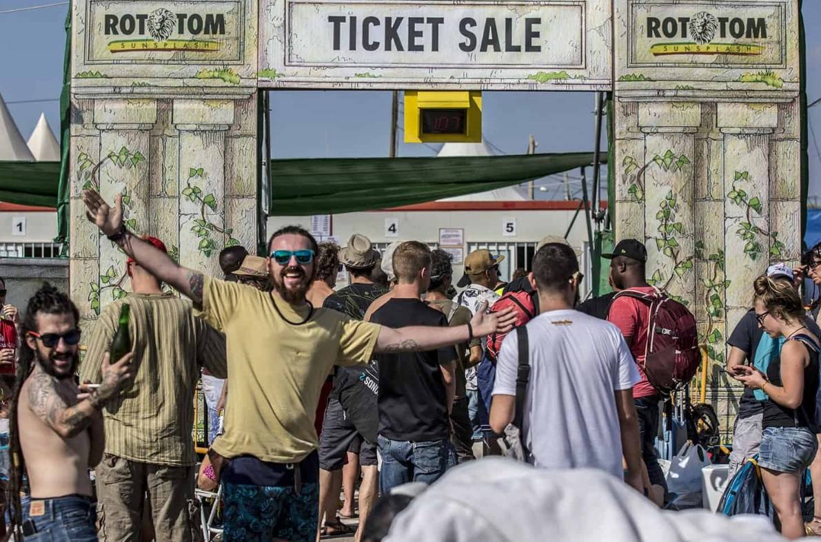 La 26 edición del certamen internacional reggae Rototom Sunsplash ha arrancado y ha convertido a la localidad castellonense en la capital mundial del reggae y en epicentro cultural, con dosis extra de compromiso medioambiental. La apuesta ofrece, hasta el próximo día 22, cien conciertos en siete escenarios por los que pasarán artistas de 23 nacionalidades. La cita, que cumple su primera década en España tras aterrizar desde Italia en el verano de 2010, trae ritmos que van desde el reggae, el dancehall o el dub, a la música de raíces negras, la música más profundos del Caribe, pasando por las sesiones de dj a ritmo de afrobeat y coupé-décalé. El festival recibirá a exponentes jamaicanos como el ganador del Grammy e hijo de Bob, Ziggy Marley o a la familia del reggae moderno: Morgan Heritage. También acudirán leyendas del reggae como el grupo The Abyssinians, -que cumple 50 años- entre otros.