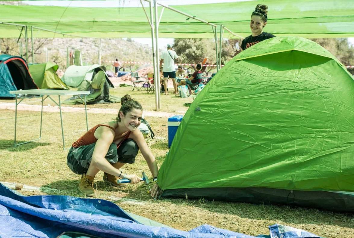 La 26 edición del certamen internacional reggae Rototom Sunsplash ha arrancado y ha convertido a la localidad castellonense en la capital mundial del reggae y en epicentro cultural, con dosis extra de compromiso medioambiental. La apuesta ofrece, hasta el próximo día 22, cien conciertos en siete escenarios por los que pasarán artistas de 23 nacionalidades. La cita, que cumple su primera década en España tras aterrizar desde Italia en el verano de 2010, trae ritmos que van desde el reggae, el dancehall o el dub, a la música de raíces negras, la música más profundos del Caribe, pasando por las sesiones de dj a ritmo de afrobeat y coupé-décalé. El festival recibirá a exponentes jamaicanos como el ganador del Grammy e hijo de Bob, Ziggy Marley o a la familia del reggae moderno: Morgan Heritage. También acudirán leyendas del reggae como el grupo The Abyssinians, -que cumple 50 años- entre otros.