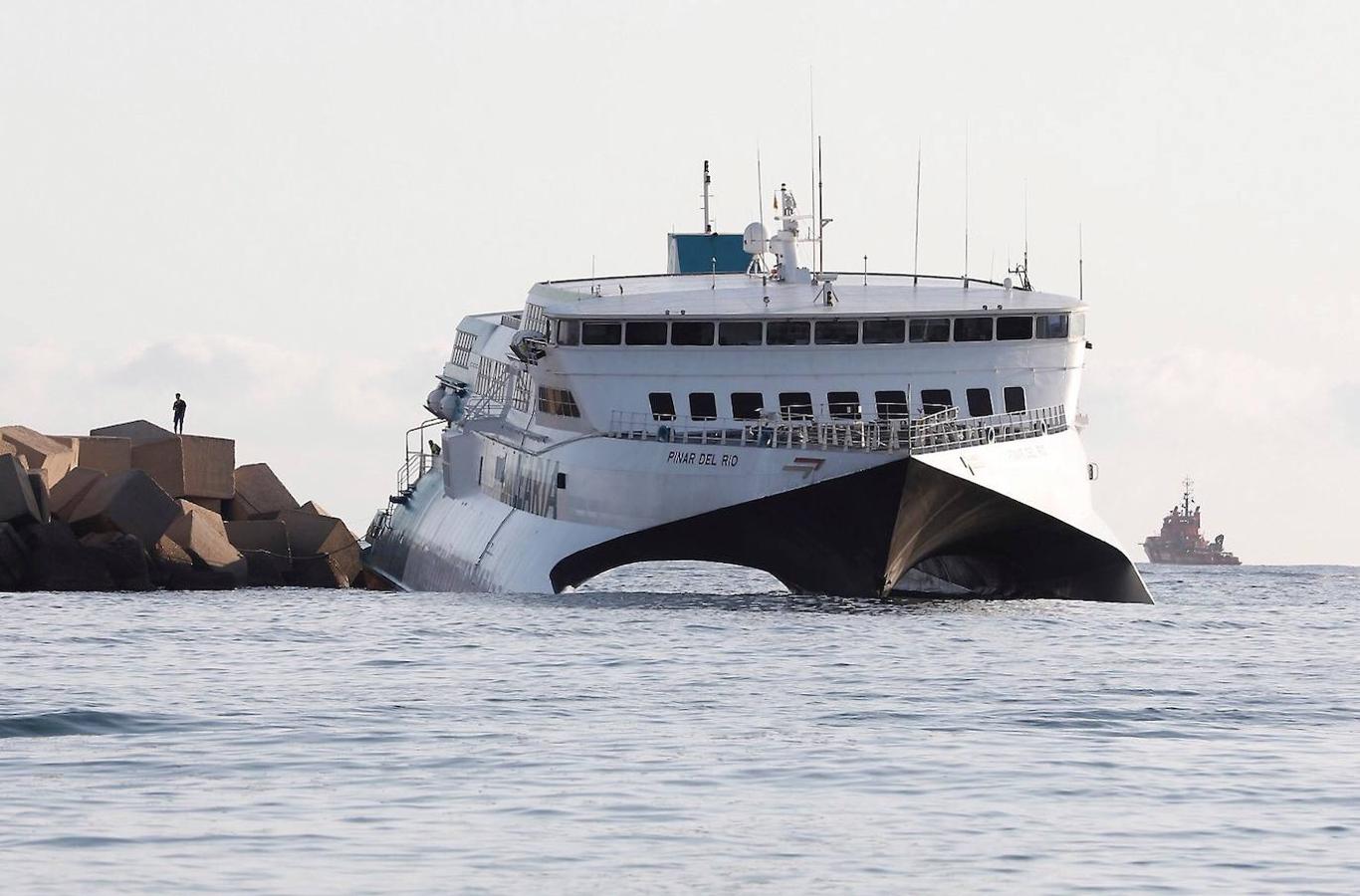 Fotos: Ferry encallado en el puerto de Dénia