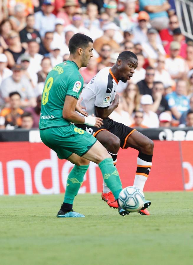 El equipo donostiarra le ha hecho el pasillo de honor al Valencia CF en Mestalla por la conquista de la Copa del Rey de 2019