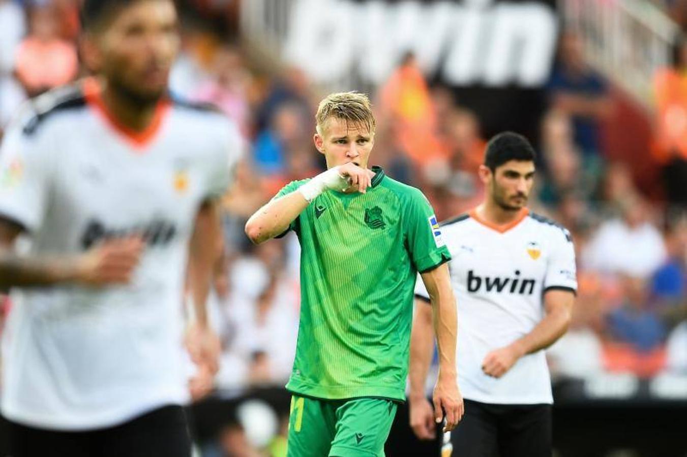 El equipo donostiarra le ha hecho el pasillo de honor al Valencia CF en Mestalla por la conquista de la Copa del Rey de 2019