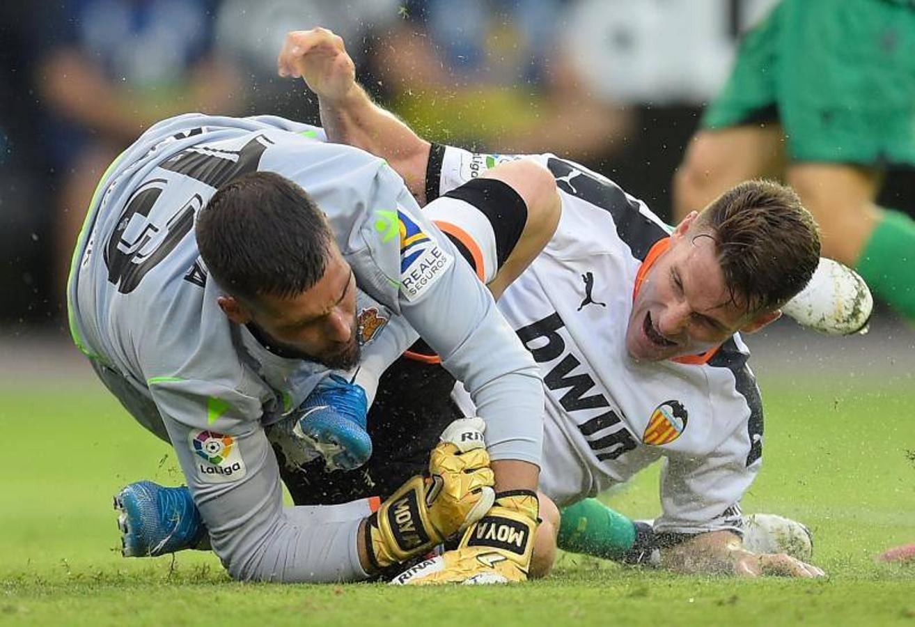 El equipo donostiarra le ha hecho el pasillo de honor al Valencia CF en Mestalla por la conquista de la Copa del Rey de 2019