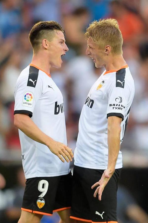 El equipo donostiarra le ha hecho el pasillo de honor al Valencia CF en Mestalla por la conquista de la Copa del Rey de 2019