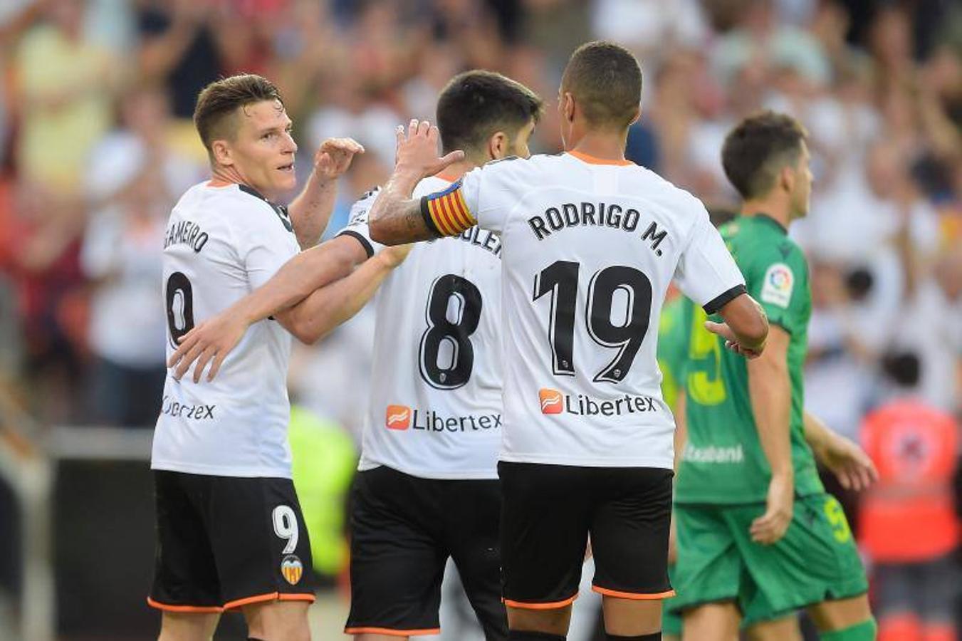 El equipo donostiarra le ha hecho el pasillo de honor al Valencia CF en Mestalla por la conquista de la Copa del Rey de 2019