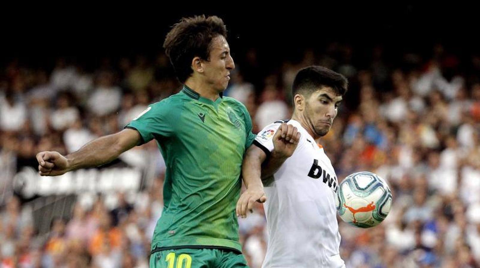 El equipo donostiarra le ha hecho el pasillo de honor al Valencia CF en Mestalla por la conquista de la Copa del Rey de 2019