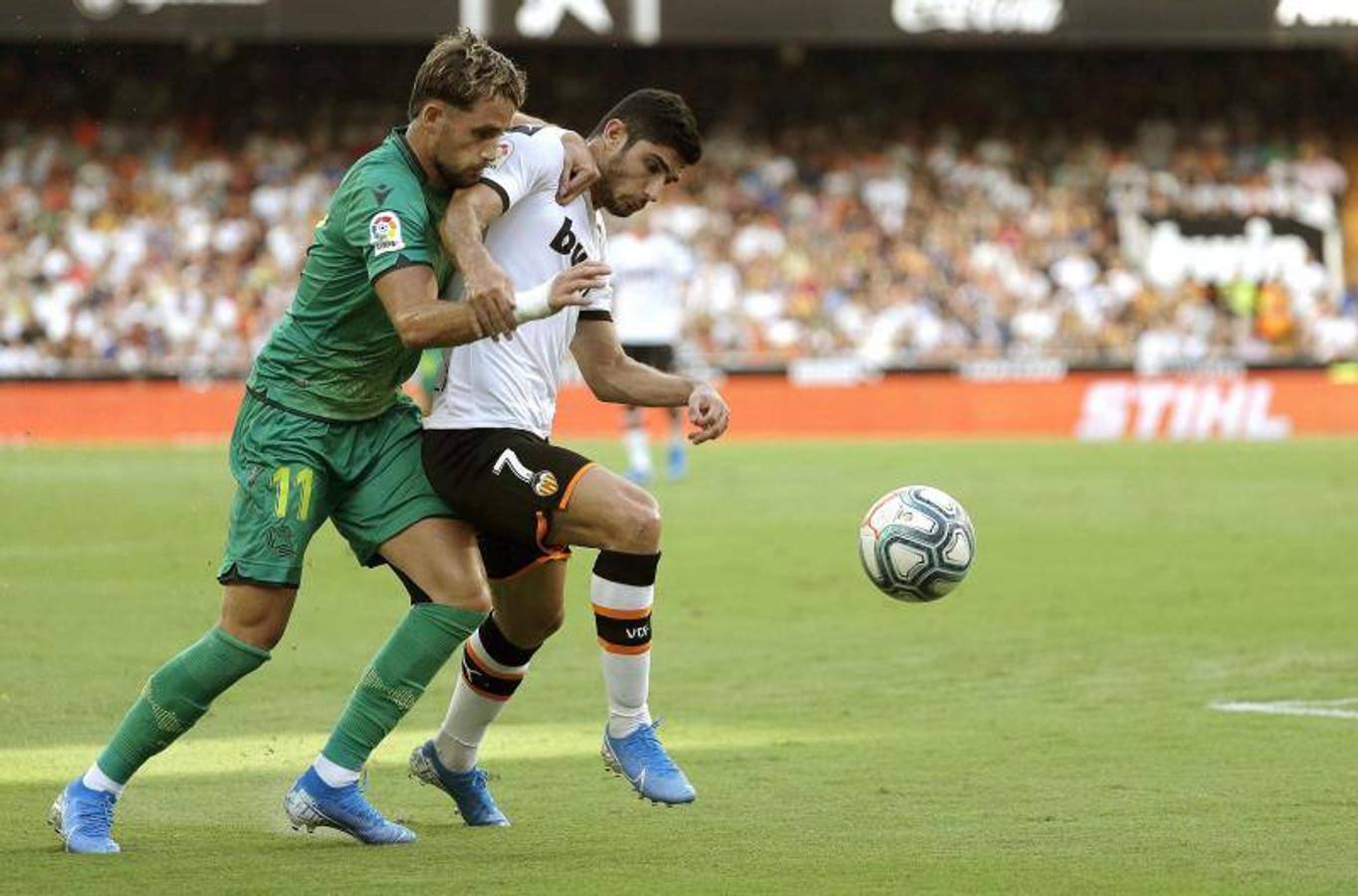 El equipo donostiarra le ha hecho el pasillo de honor al Valencia CF en Mestalla por la conquista de la Copa del Rey de 2019