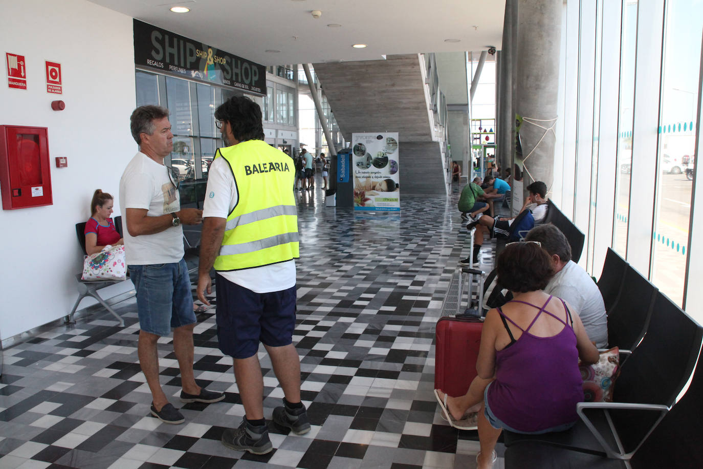 Fotos: Ferry encallado en el puerto de Dénia