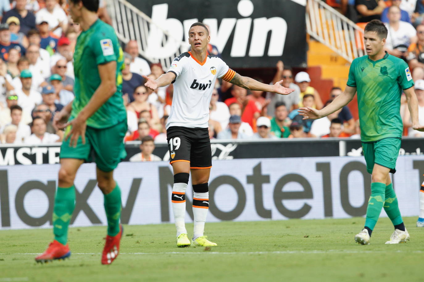 El equipo donostiarra le ha hecho el pasillo de honor al Valencia CF en Mestalla por la conquista de la Copa del Rey de 2019