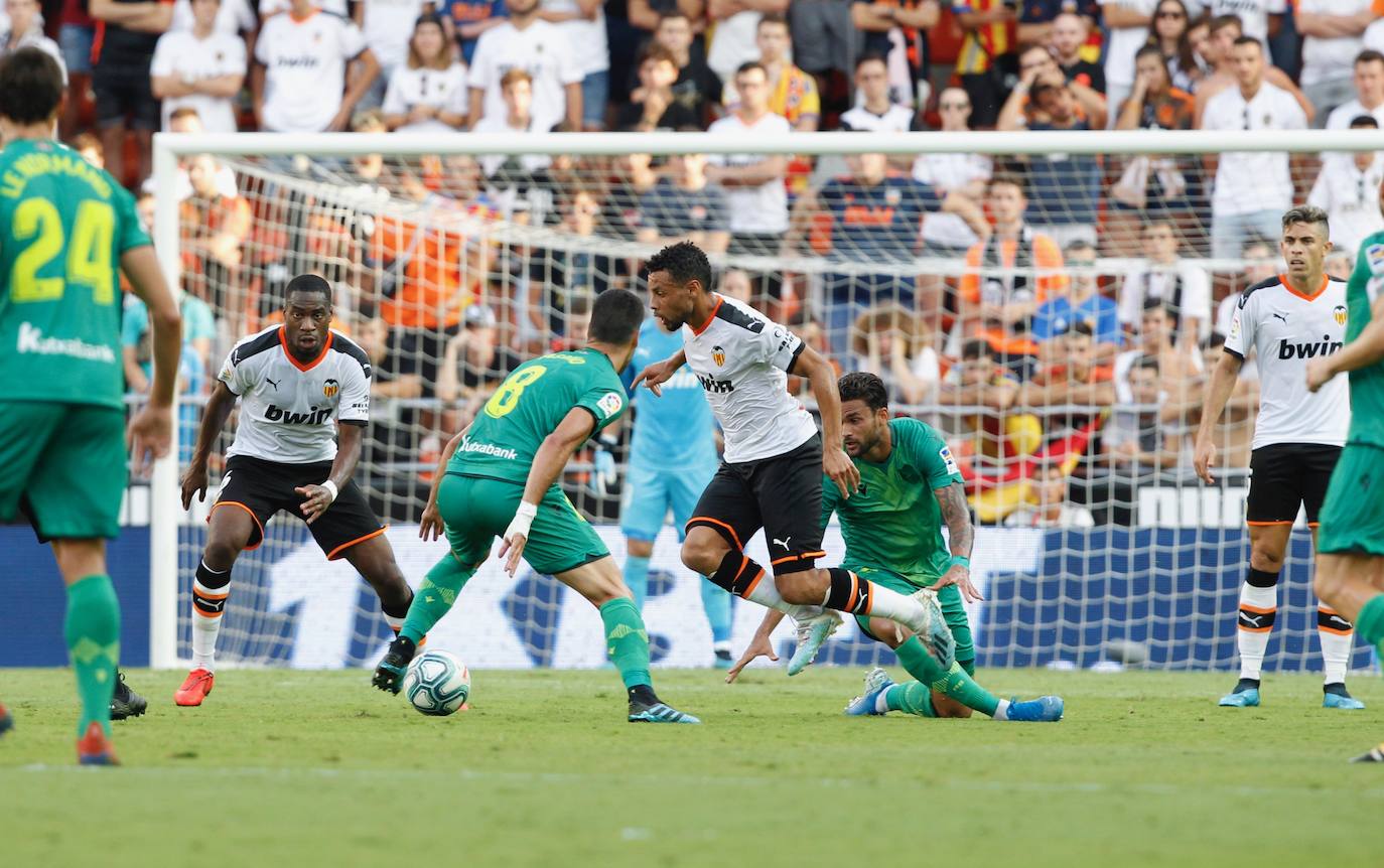 El equipo donostiarra le ha hecho el pasillo de honor al Valencia CF en Mestalla por la conquista de la Copa del Rey de 2019