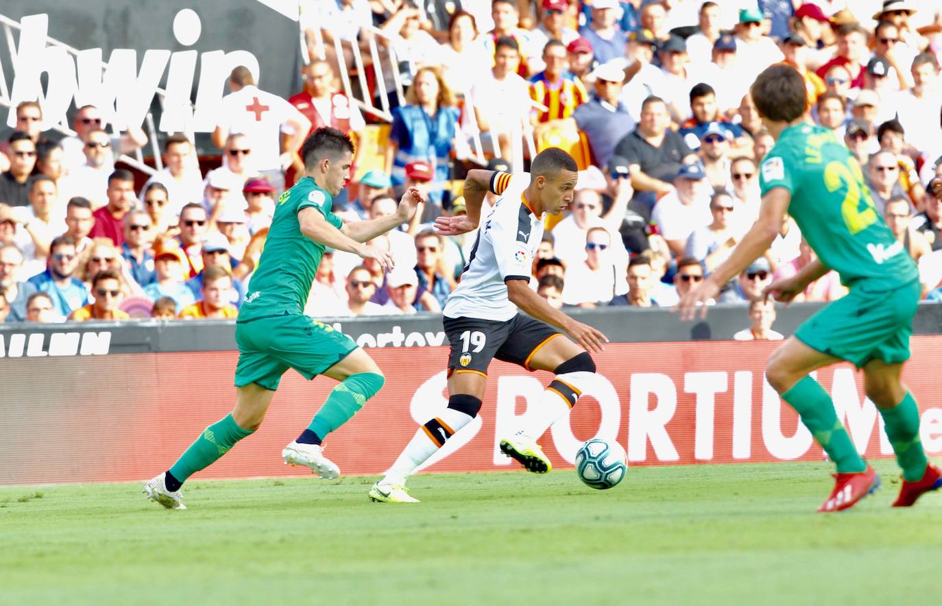 El equipo donostiarra le ha hecho el pasillo de honor al Valencia CF en Mestalla por la conquista de la Copa del Rey de 2019