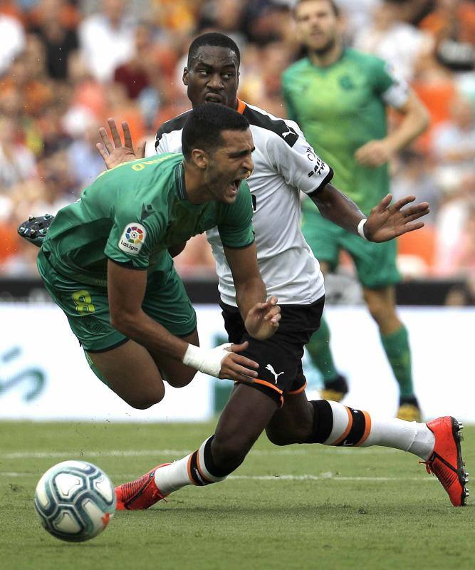 El equipo donostiarra le ha hecho el pasillo de honor al Valencia CF en Mestalla por la conquista de la Copa del Rey de 2019