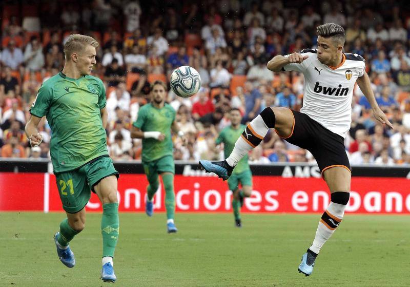 El equipo donostiarra le ha hecho el pasillo de honor al Valencia CF en Mestalla por la conquista de la Copa del Rey de 2019