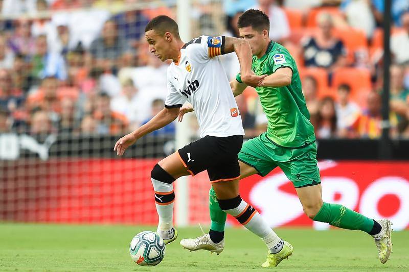 El equipo donostiarra le ha hecho el pasillo de honor al Valencia CF en Mestalla por la conquista de la Copa del Rey de 2019