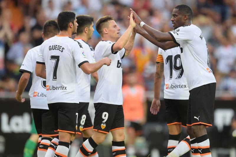 El equipo donostiarra le ha hecho el pasillo de honor al Valencia CF en Mestalla por la conquista de la Copa del Rey de 2019