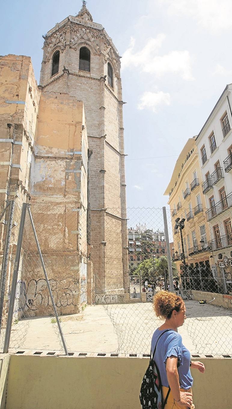 El agujero de la vergüenza. Un edificio que no acaba de llegar. 800.000 euros es el coste estimado de la construcción de un inmueble en la calle Micalet y la rehabilitación de la Casa del Relojero. De momento, el proyecto de ejecución sigue pendiente de aprobación.