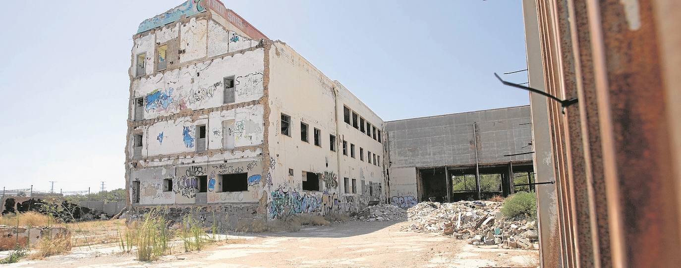 Llegar en tren por un lugar desolado. Naves en ruinas y maleza por doquier. 3.100 millones para que sea una realidad una operación esencial para Valencia. El Parque Central es una aspiración urbanística desde hace décadas, donde se ha conseguido sólo parte del jardín.