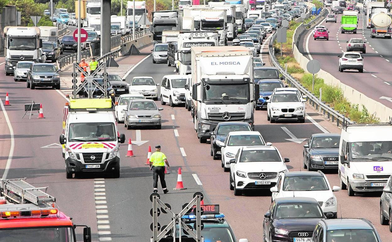 Embotellamiento junto al accidente en el bypass, este lunes por la mañana.