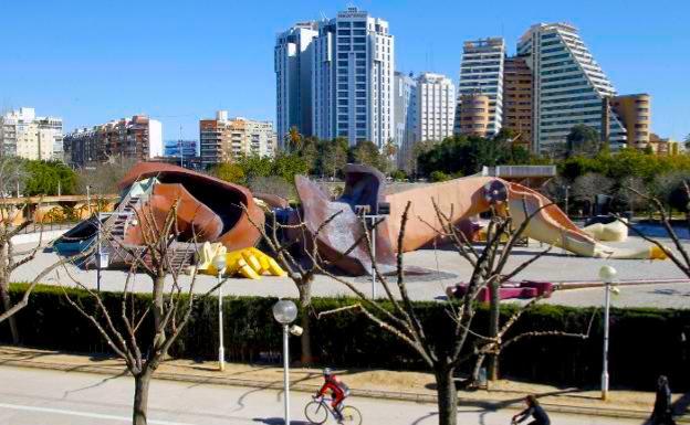 La escultura se encuentra cerca del Parque Gulliver.