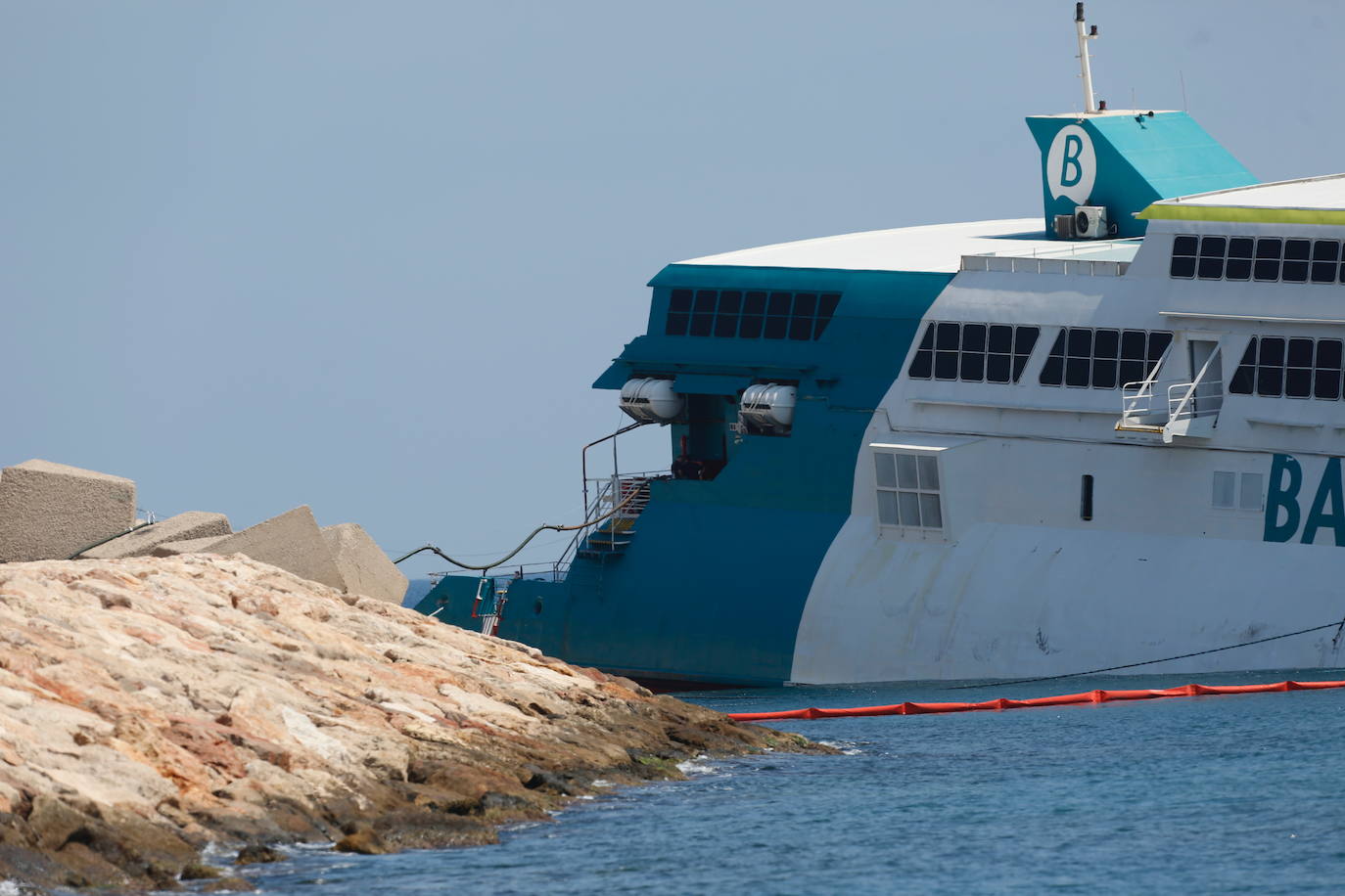 Fotos: Ferry encallado en el puerto de Dénia