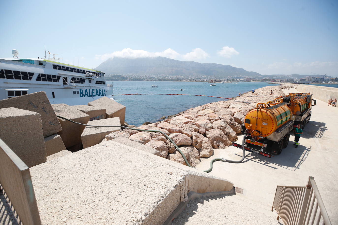 Fotos: Ferry encallado en el puerto de Dénia