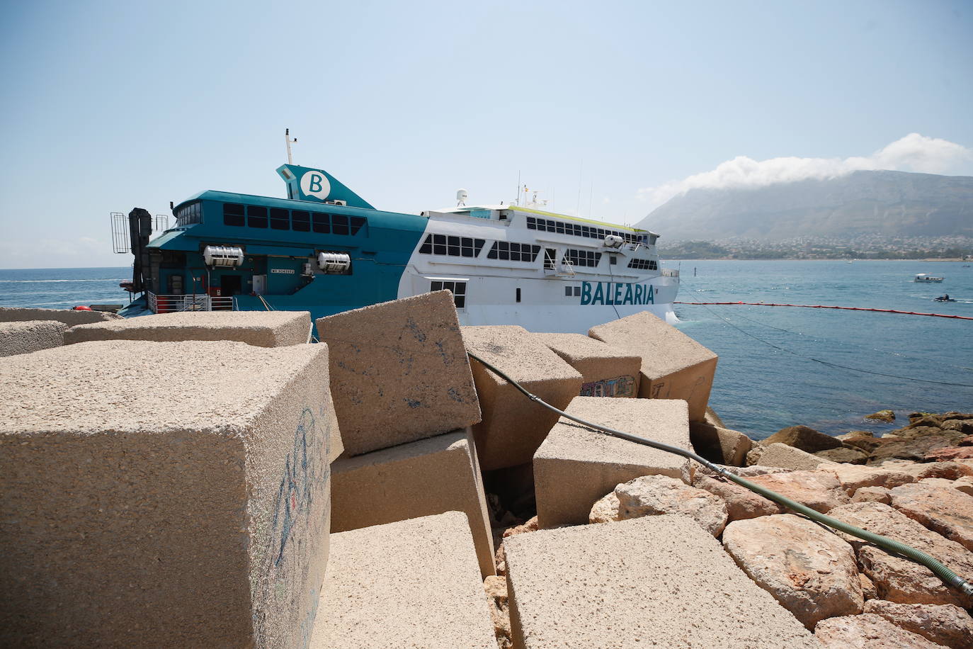 Fotos: Ferry encallado en el puerto de Dénia