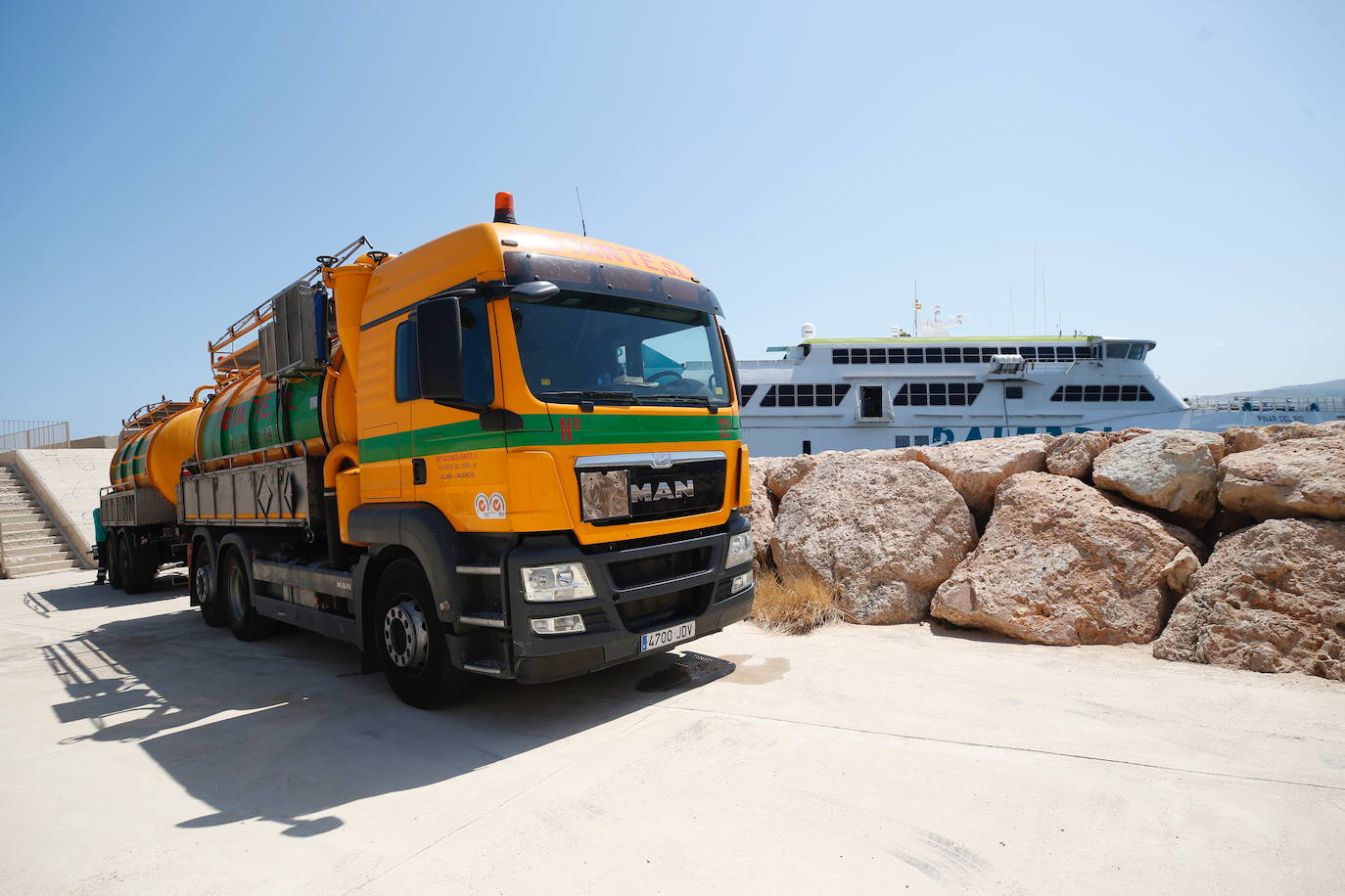 Fotos: Ferry encallado en el puerto de Dénia