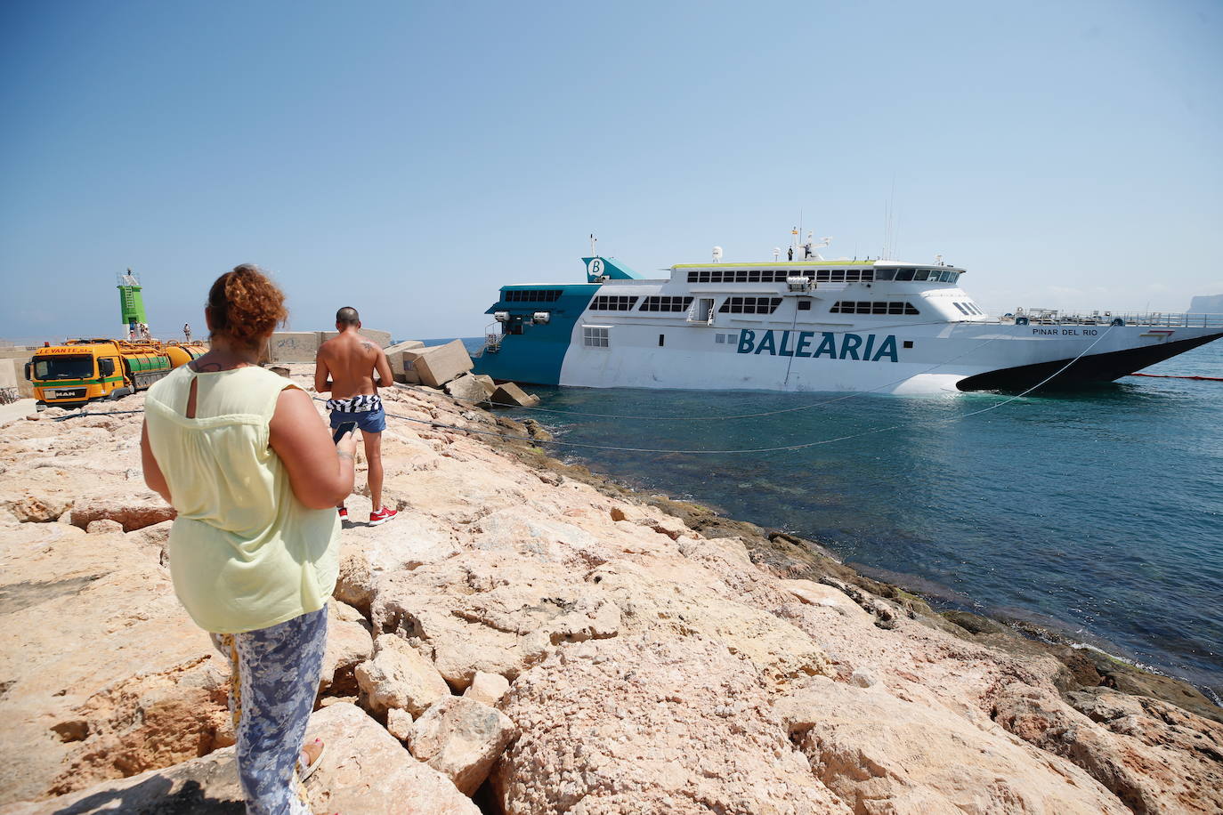 Fotos: Ferry encallado en el puerto de Dénia