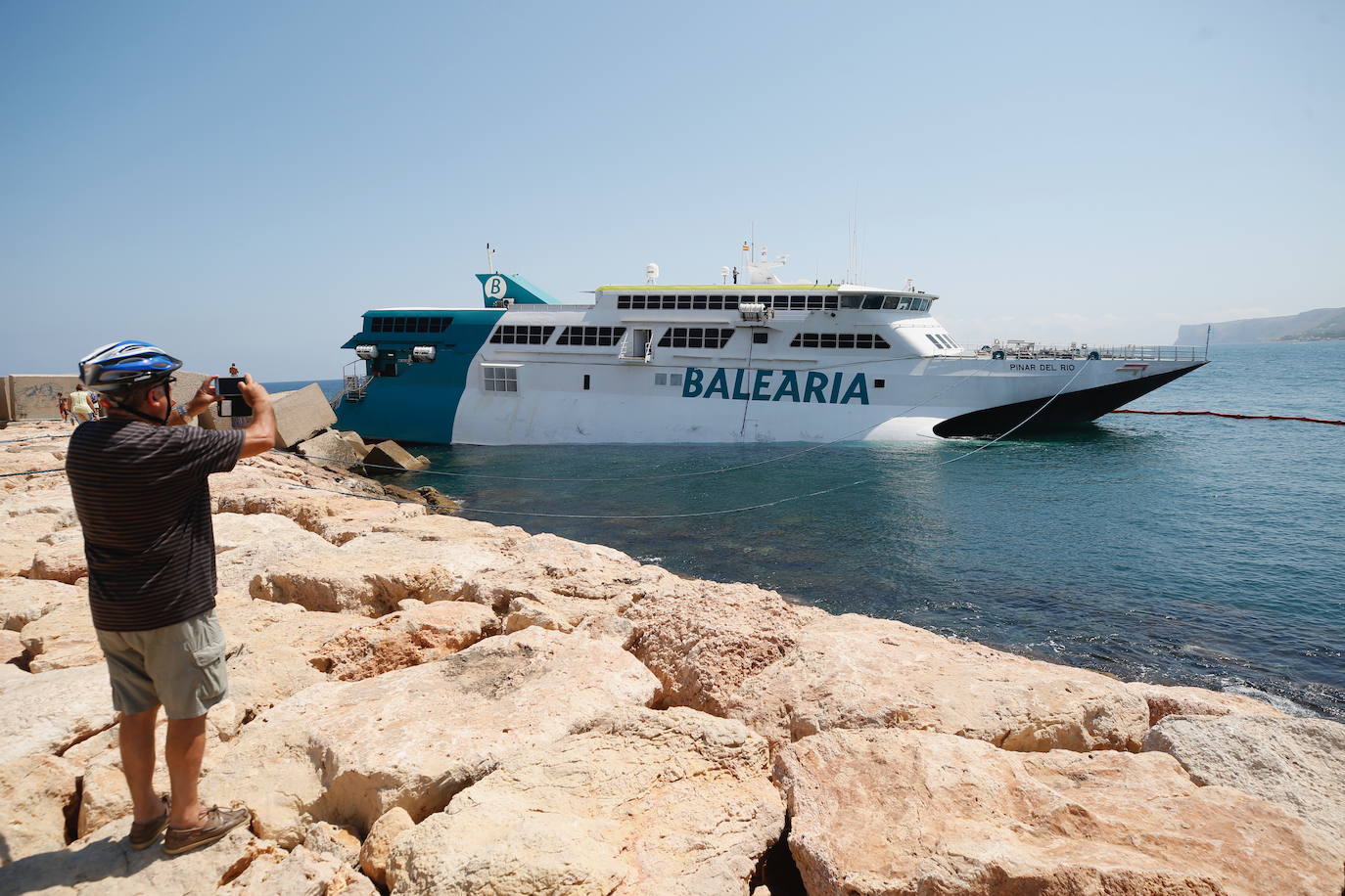 Fotos: Ferry encallado en el puerto de Dénia