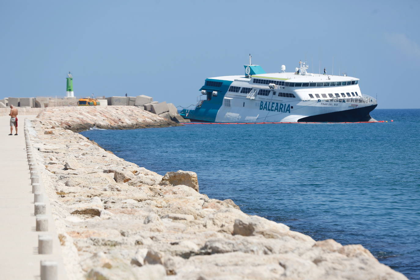 Fotos: Ferry encallado en el puerto de Dénia