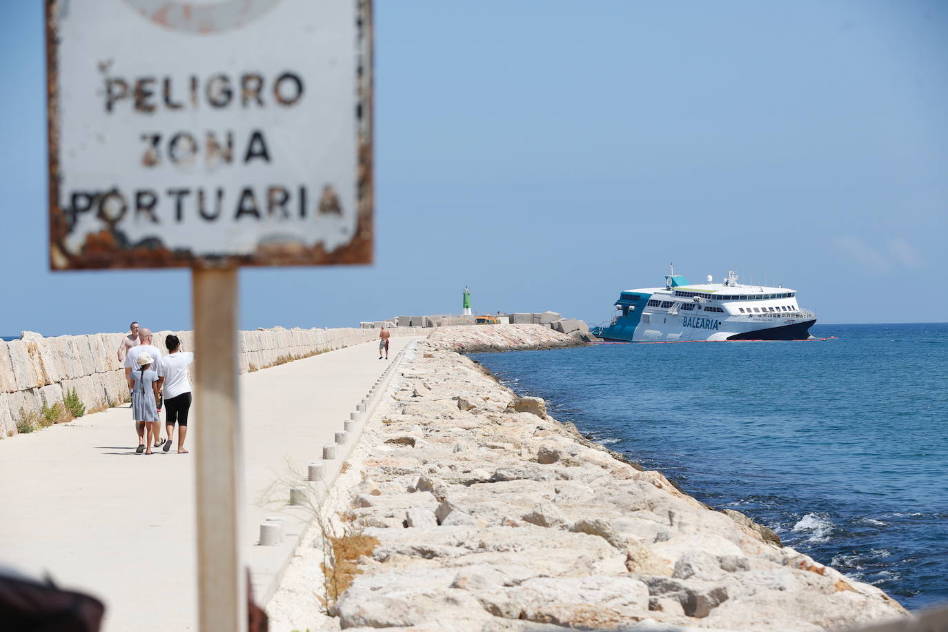 Fotos: Ferry encallado en el puerto de Dénia