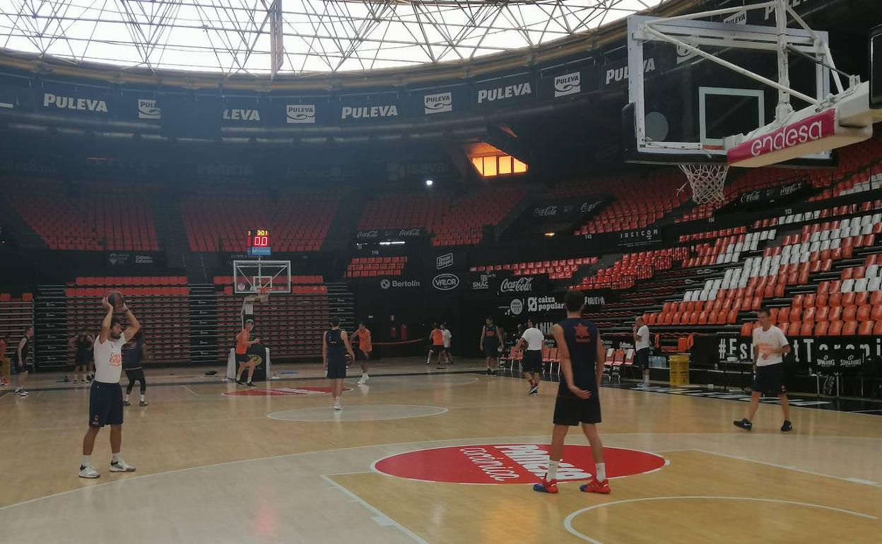 Entrenamiento del Valencia Basket en la Fonteta.