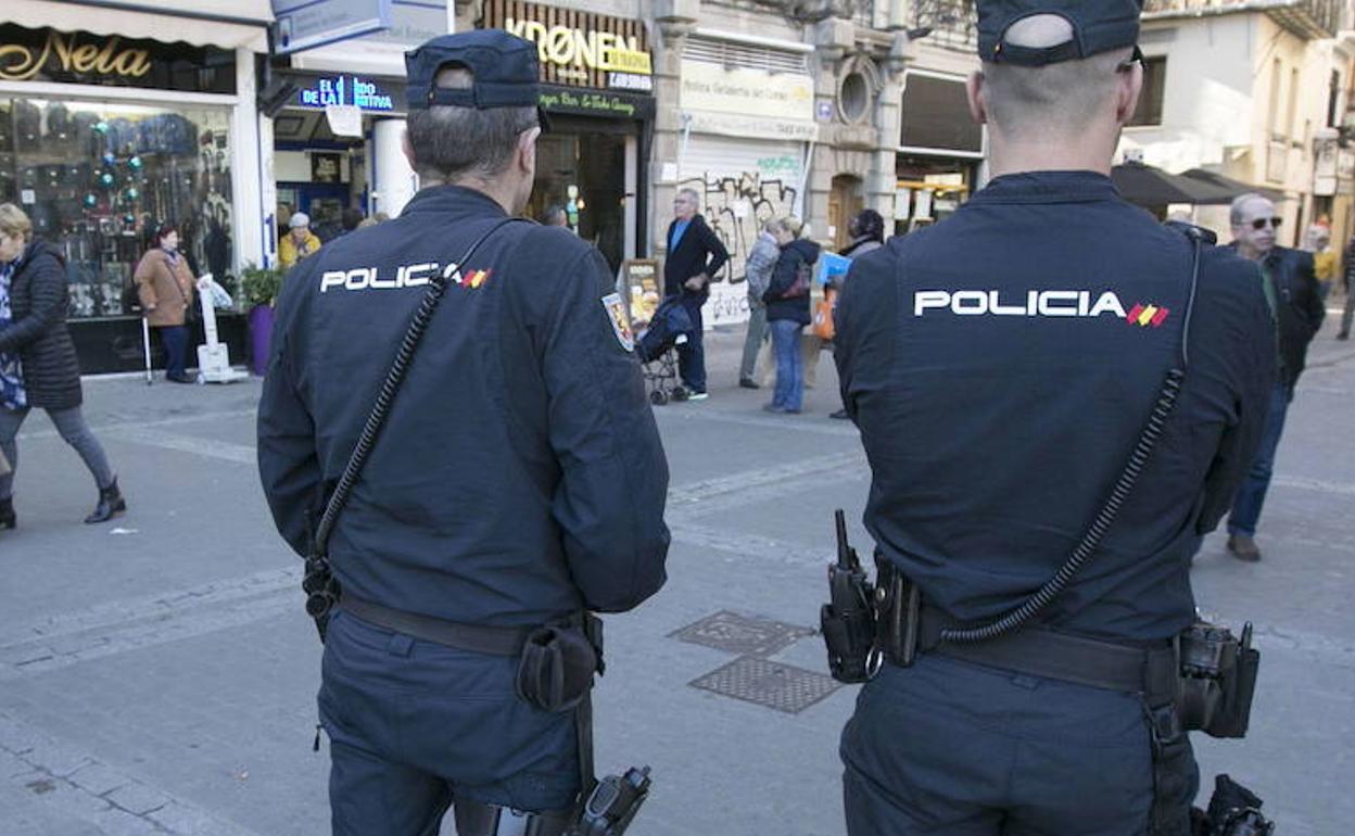 Dos policías nacionales en una calle de Valencia.