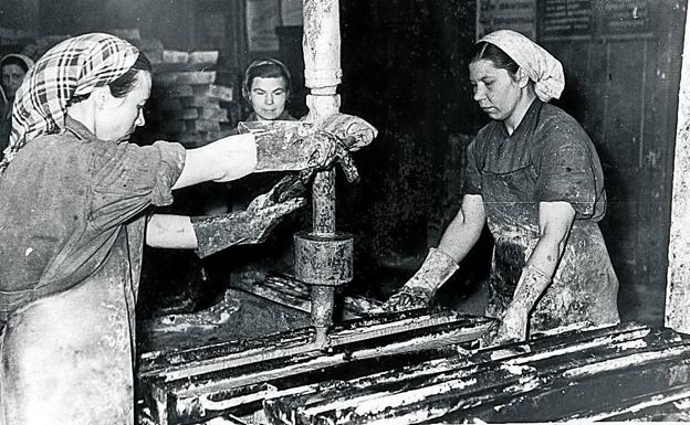 Imagen principal - Durante la II Guera Mundial, la mano de obra femenina permitió llenar el hueco dejado por los hombres. 