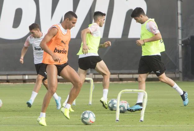 Rodrigo golpea el balón en el entrenamiento de ayer. 