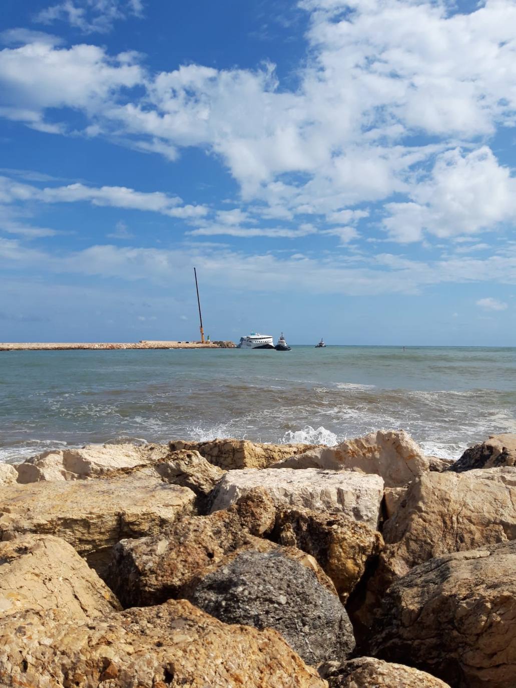 Dos remolcadores asisten al buque durante el temporal marítimo.