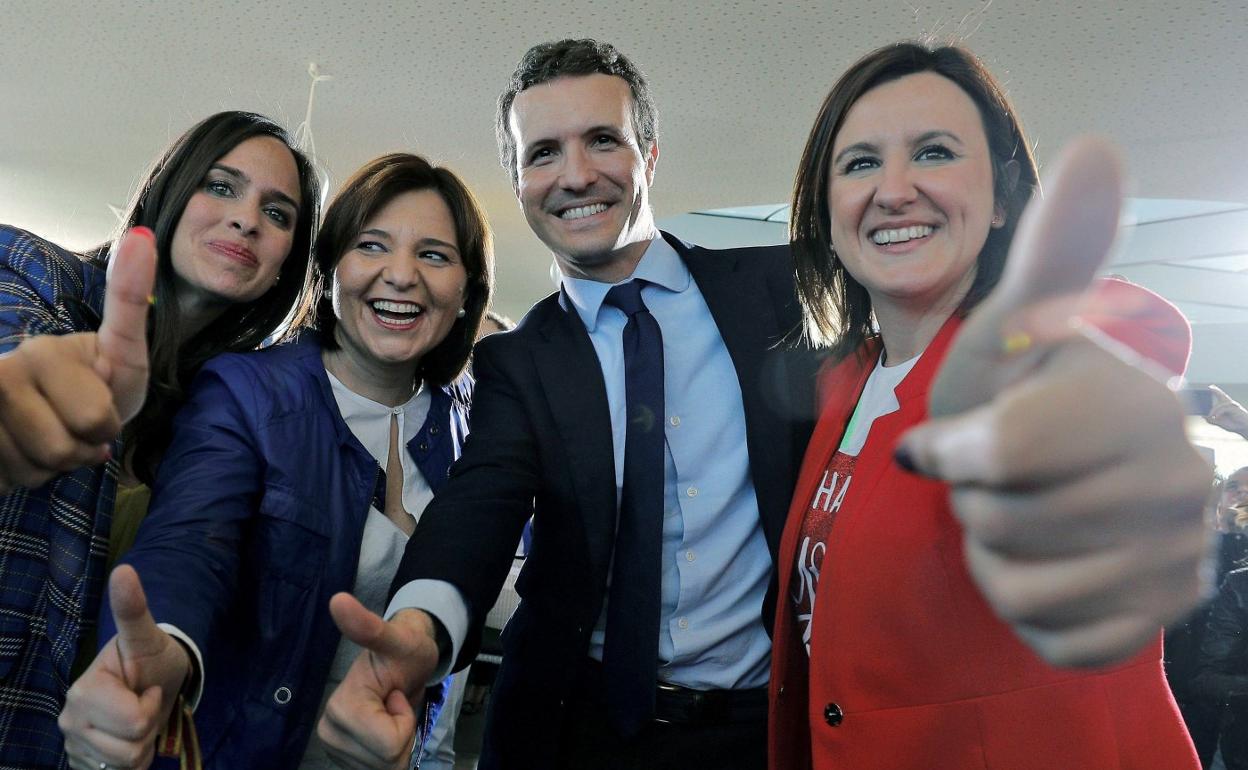 Belén Hoyo, Isabel Bonig, Pablo Casado y María José Català en un acto electoral en Valencia. 