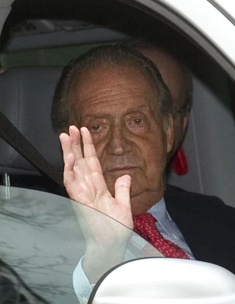 Imagen - El rey Juan Carlos I saluda a su salida del hospital de San José, en Madrid, en donde fue operado de la cadera que se fracturó en su polémico viaje a Botsuana.