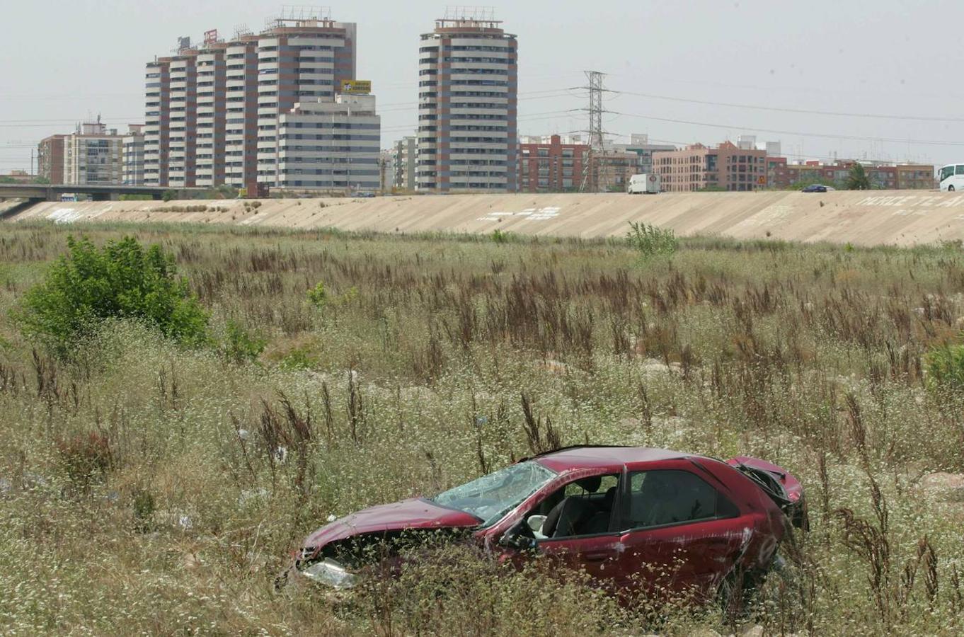 El nuevo cauce, útil pero feo. La cicatriz quesalva de las riadas. 17 puentes cruzan el nuevo cauce, donde el Ayuntamiento quiere recuperar el lecho para un uso público como zona de paseo. De momento, no se ha avanzado nada y se cuenta sólo con unos primeros estudios.