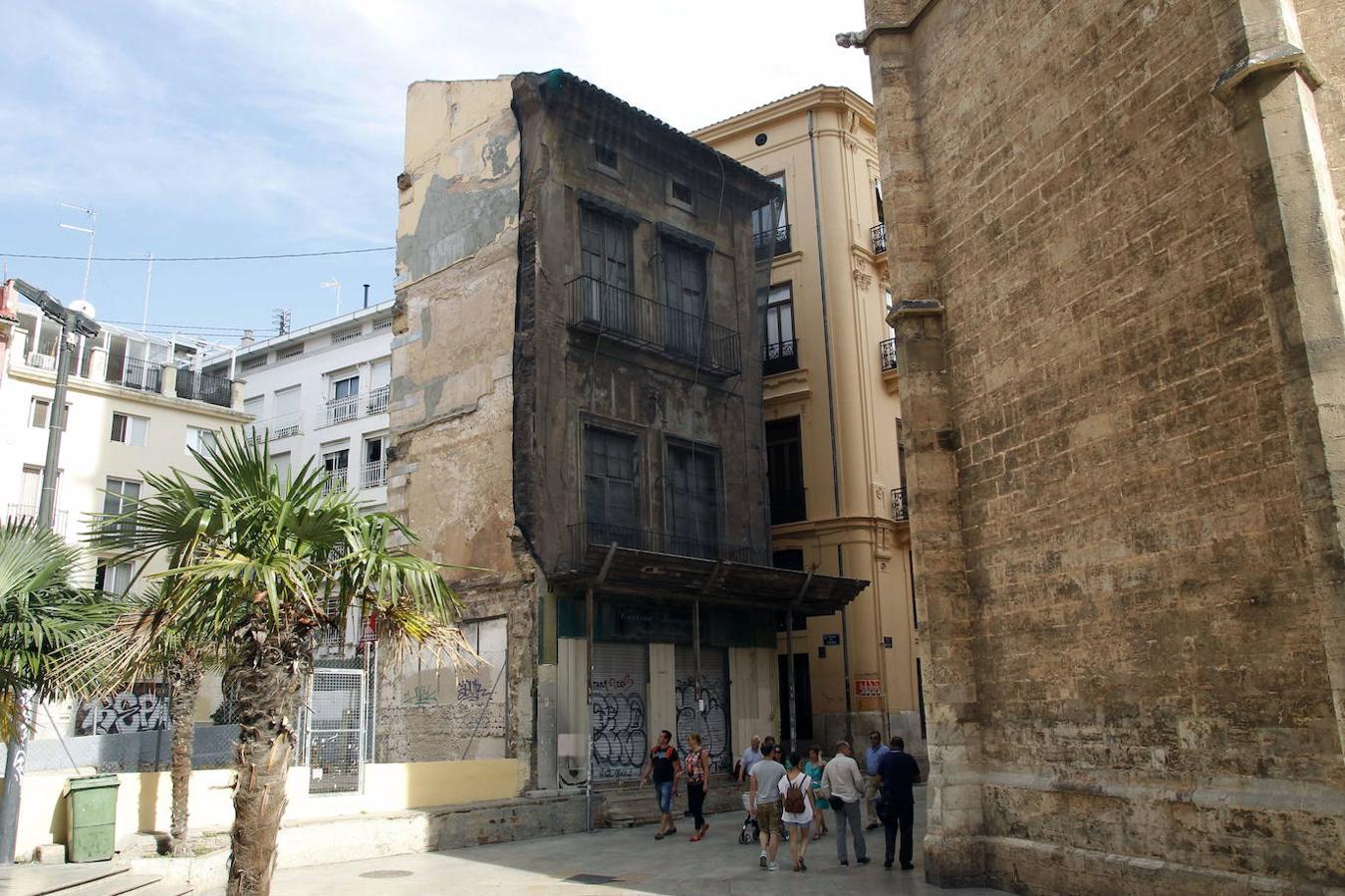 El agujero de la vergüenza. Un edificio que no acaba de llegar. 800.000 euros es el coste estimado de la construcción de un inmueble en la calle Micalet y la rehabilitación de la Casa del Relojero. De momento, el proyecto de ejecución sigue pendiente de aprobación.