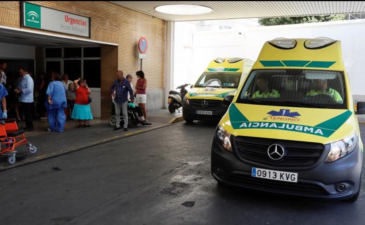 Puerta de Urgencias del Hospital Virgen del Rocío de Sevilla, donde se encuentran ingresados la mayoría de las persona afectadas por listeriosis en Andalucía. 