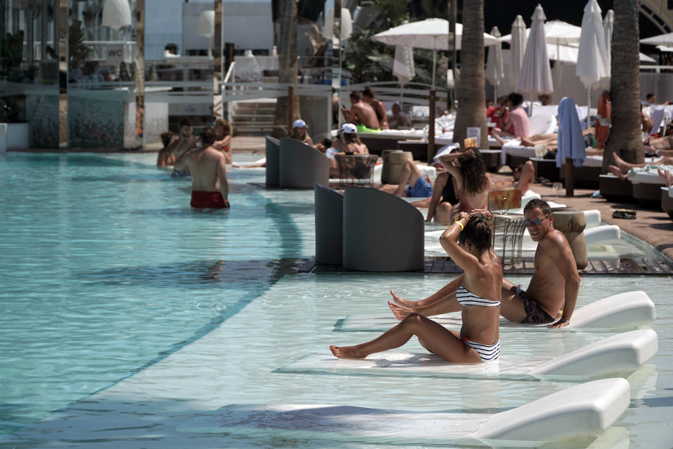 Llega el fin de semana y los valencianos aprovechan para sacar el máximo partido a la oferta de ocio en la ciudad. El puerto se convierte en el epicentro del tiempo lúdico gracias al buen clima y la variedad de opciones para planes llenos de sol, música y fiesta. Puntos como el Marina Beach o el Mercabañal se llenan de turistas y locales para disfrutar de las últimas semanas de agosto en Valencia.