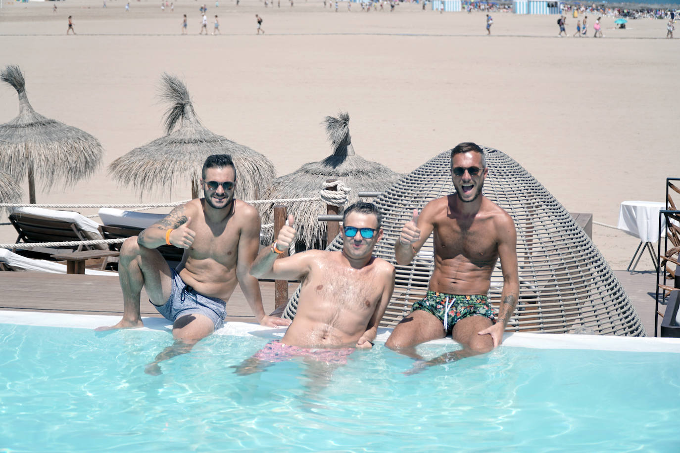 Llega el fin de semana y los valencianos aprovechan para sacar el máximo partido a la oferta de ocio en la ciudad. El puerto se convierte en el epicentro del tiempo lúdico gracias al buen clima y la variedad de opciones para planes llenos de sol, música y fiesta. Puntos como el Marina Beach o el Mercabañal se llenan de turistas y locales para disfrutar de las últimas semanas de agosto en Valencia.