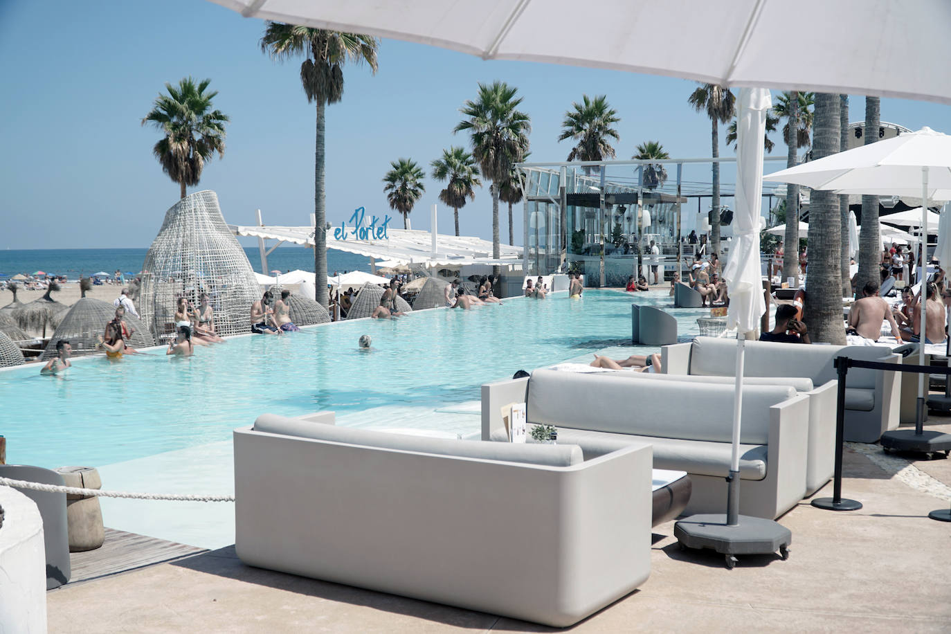 Llega el fin de semana y los valencianos aprovechan para sacar el máximo partido a la oferta de ocio en la ciudad. El puerto se convierte en el epicentro del tiempo lúdico gracias al buen clima y la variedad de opciones para planes llenos de sol, música y fiesta. Puntos como el Marina Beach o el Mercabañal se llenan de turistas y locales para disfrutar de las últimas semanas de agosto en Valencia.