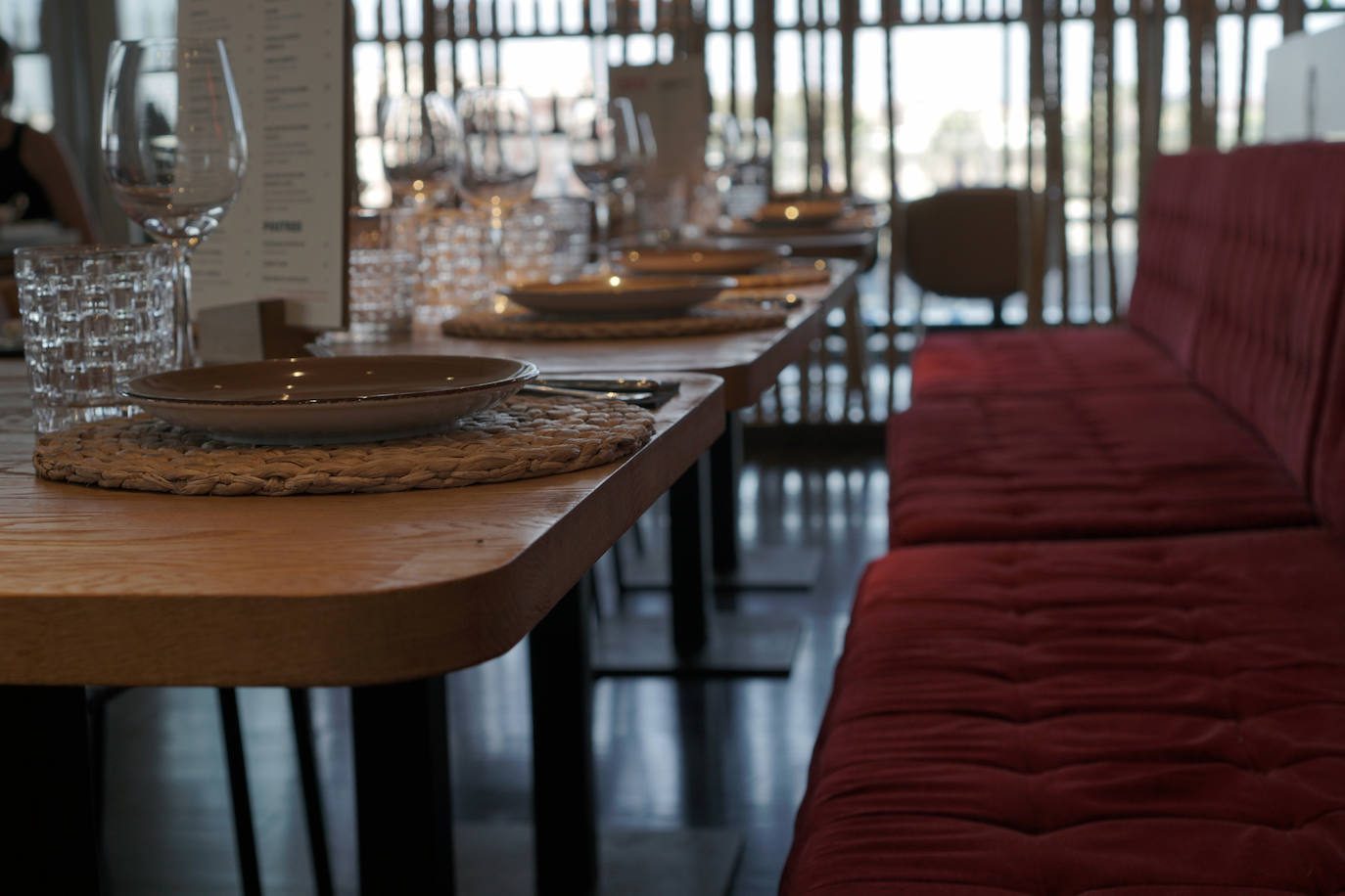 Llega el fin de semana y los valencianos aprovechan para sacar el máximo partido a la oferta de ocio en la ciudad. El puerto se convierte en el epicentro del tiempo lúdico gracias al buen clima y la variedad de opciones para planes llenos de sol, música y fiesta. Puntos como el Marina Beach o el Mercabañal se llenan de turistas y locales para disfrutar de las últimas semanas de agosto en Valencia.