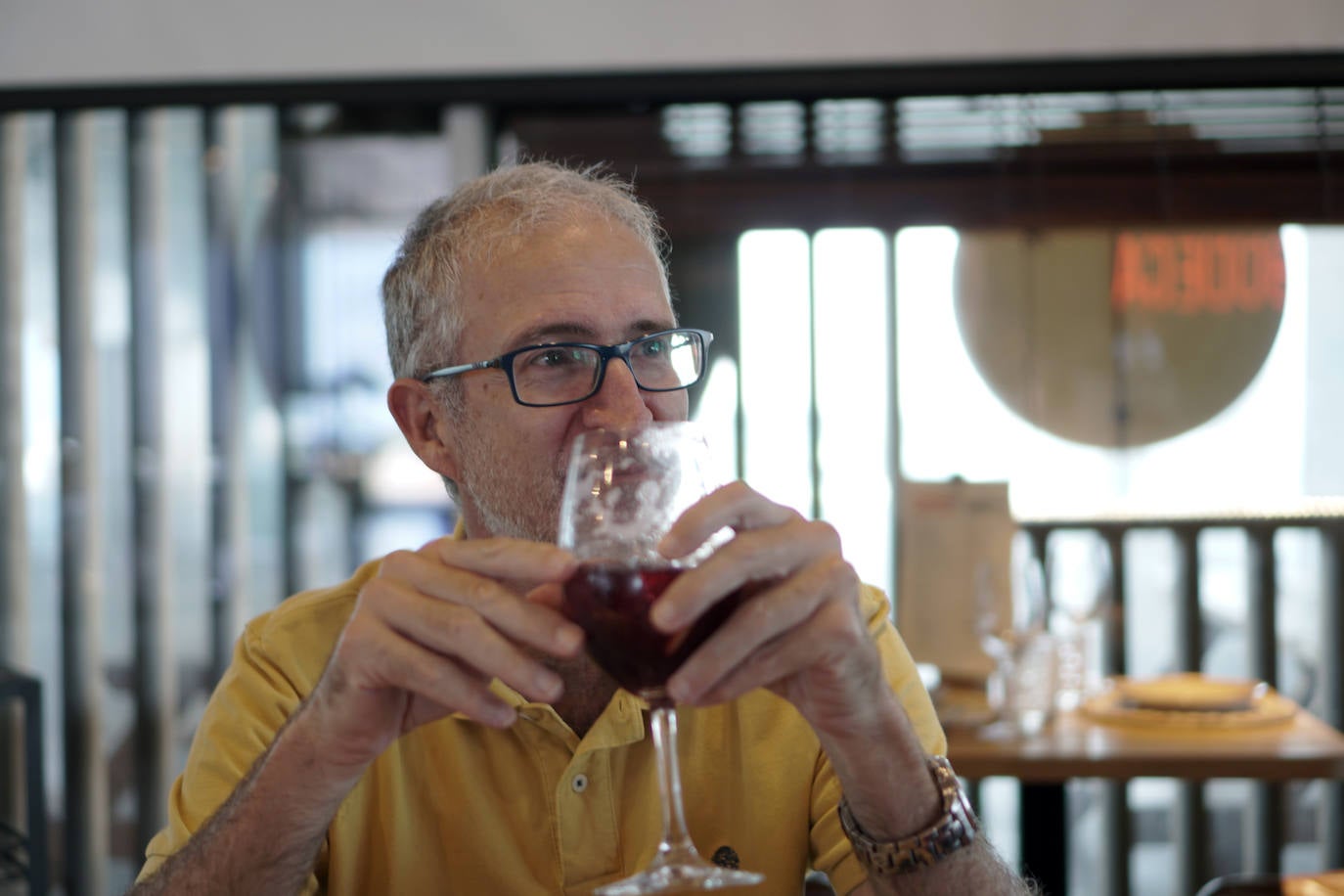Llega el fin de semana y los valencianos aprovechan para sacar el máximo partido a la oferta de ocio en la ciudad. El puerto se convierte en el epicentro del tiempo lúdico gracias al buen clima y la variedad de opciones para planes llenos de sol, música y fiesta. Puntos como el Marina Beach o el Mercabañal se llenan de turistas y locales para disfrutar de las últimas semanas de agosto en Valencia.