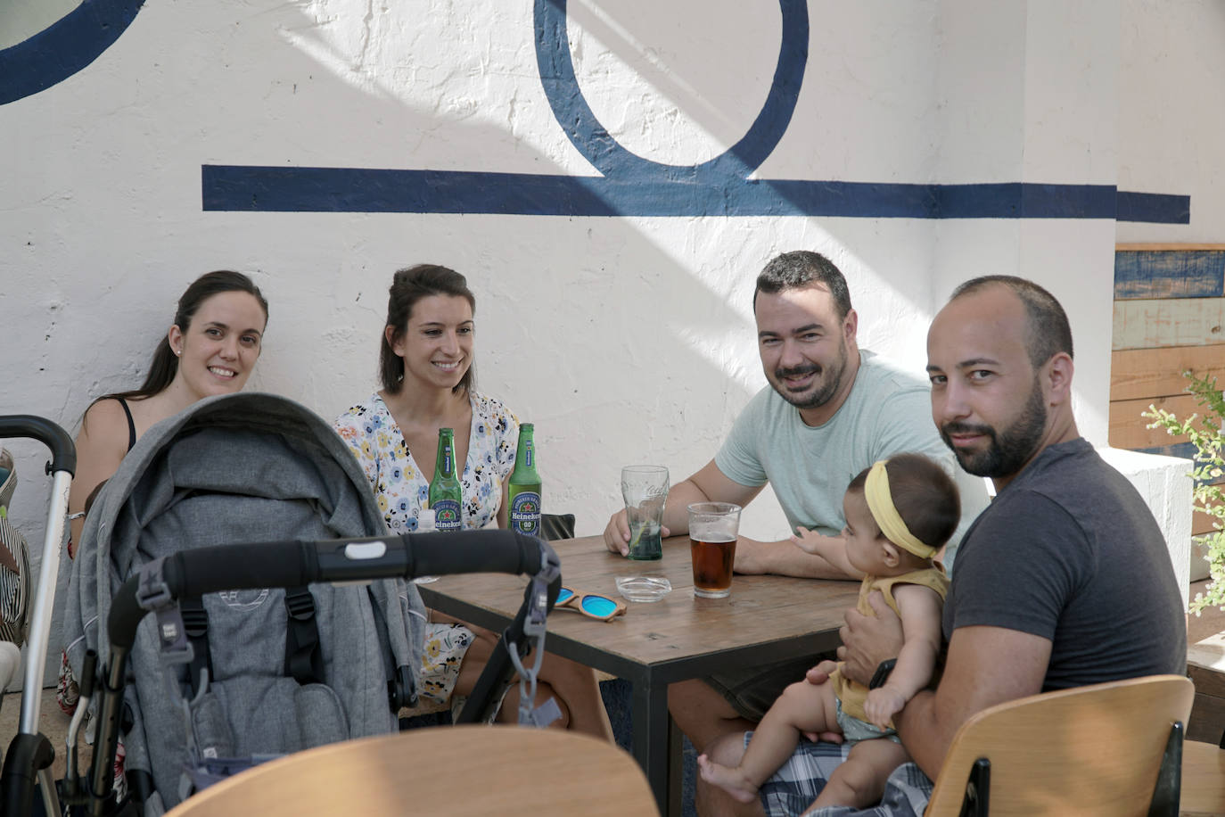 Llega el fin de semana y los valencianos aprovechan para sacar el máximo partido a la oferta de ocio en la ciudad. El puerto se convierte en el epicentro del tiempo lúdico gracias al buen clima y la variedad de opciones para planes llenos de sol, música y fiesta. Puntos como el Marina Beach o el Mercabañal se llenan de turistas y locales para disfrutar de las últimas semanas de agosto en Valencia.