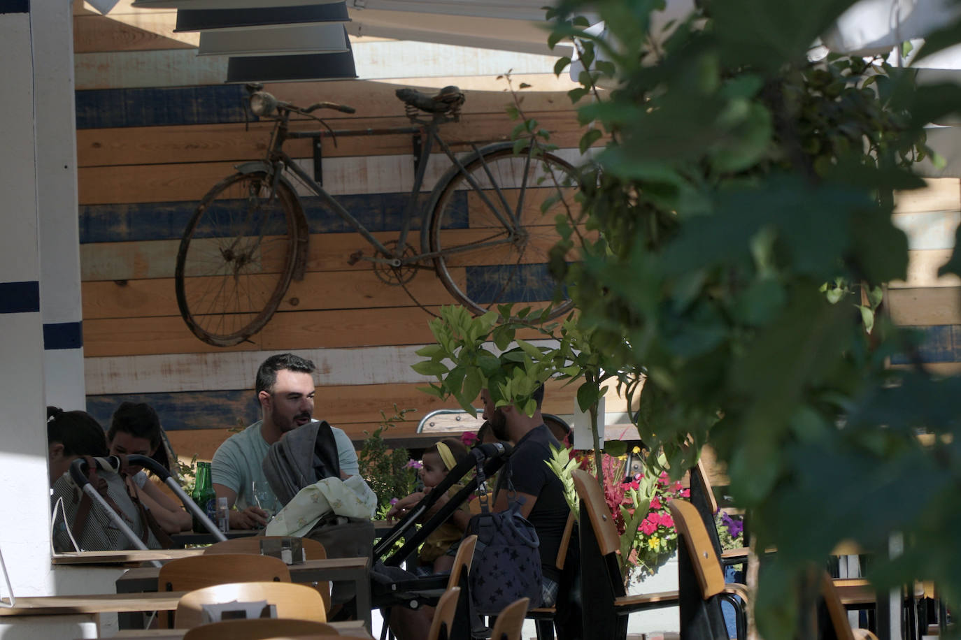 Llega el fin de semana y los valencianos aprovechan para sacar el máximo partido a la oferta de ocio en la ciudad. El puerto se convierte en el epicentro del tiempo lúdico gracias al buen clima y la variedad de opciones para planes llenos de sol, música y fiesta. Puntos como el Marina Beach o el Mercabañal se llenan de turistas y locales para disfrutar de las últimas semanas de agosto en Valencia.