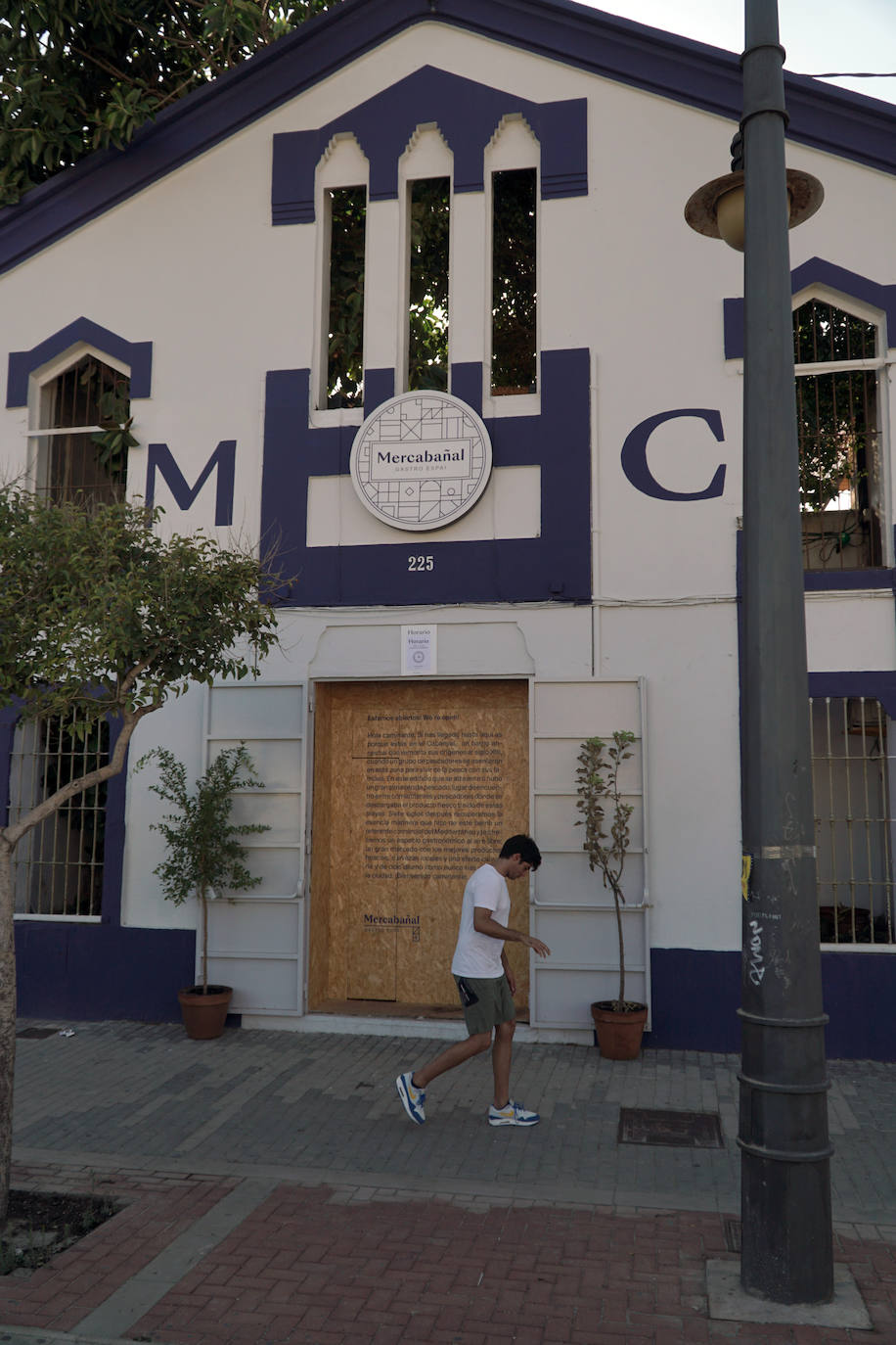 Llega el fin de semana y los valencianos aprovechan para sacar el máximo partido a la oferta de ocio en la ciudad. El puerto se convierte en el epicentro del tiempo lúdico gracias al buen clima y la variedad de opciones para planes llenos de sol, música y fiesta. Puntos como el Marina Beach o el Mercabañal se llenan de turistas y locales para disfrutar de las últimas semanas de agosto en Valencia.