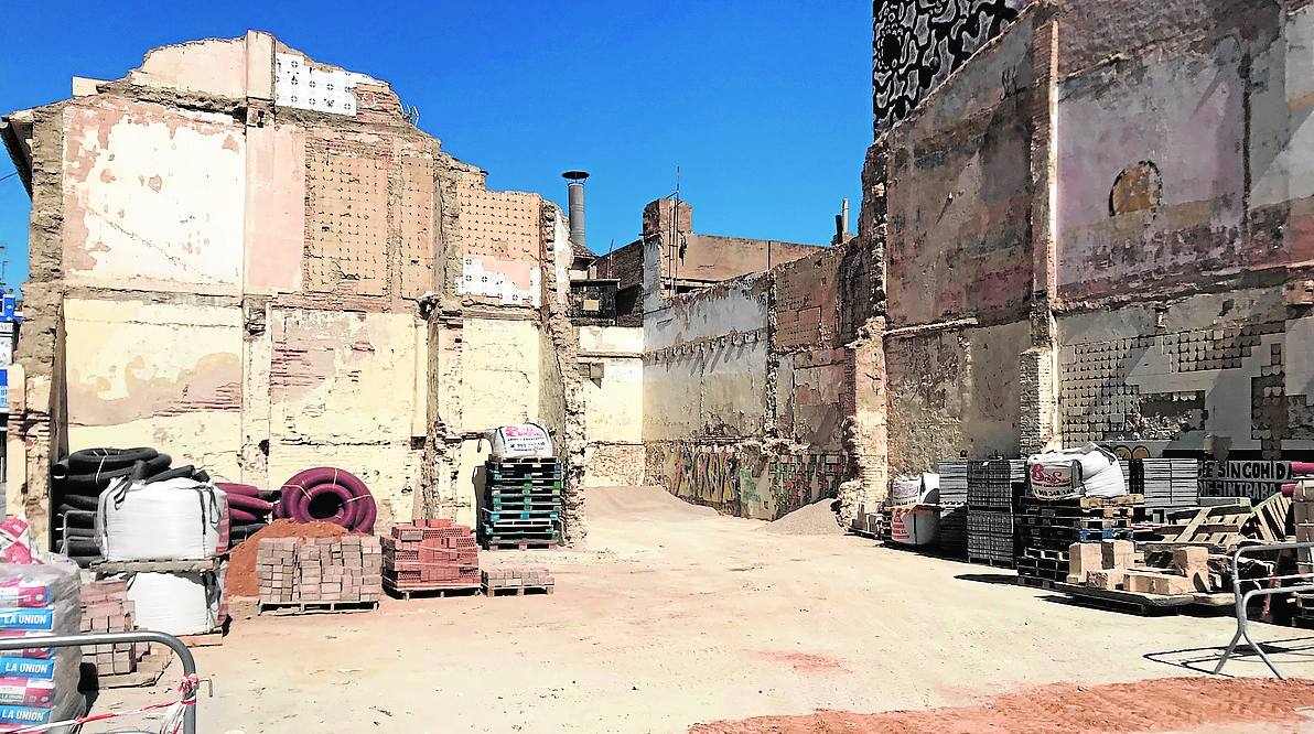 Centro asistencial. Estará situado en la plaza Lorenzo de la Flor, un espacio que se aprovecha para apilar maquinaria y materiales en la reurbanización del espacio cercano.