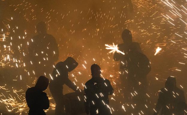 Galería. Tiradores participan en la guerra de cohetes. 